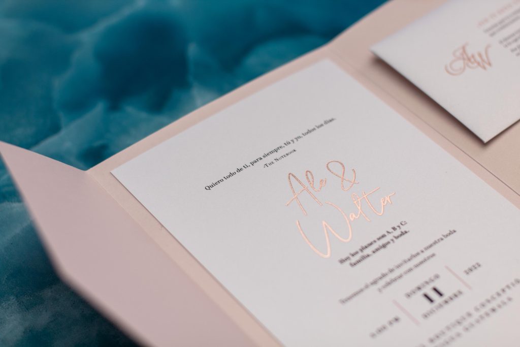 Invitación de boda rose gold con foil y sello de lacre