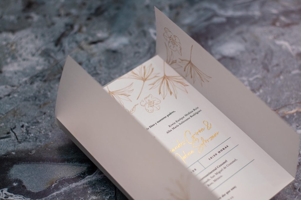 Invitación de boda verde con foil, cubierta de calco y sello de lacre