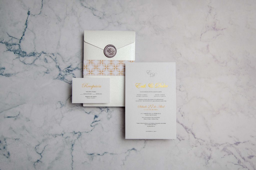 Invitación de boda blanca con foil y sello de lacre