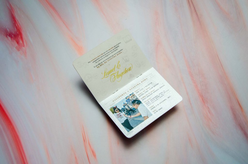 Invitación de boda tipo pasaporte con foil