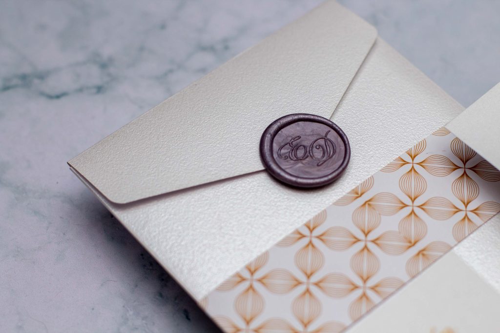 Invitación de boda blanca con foil y sello de lacre