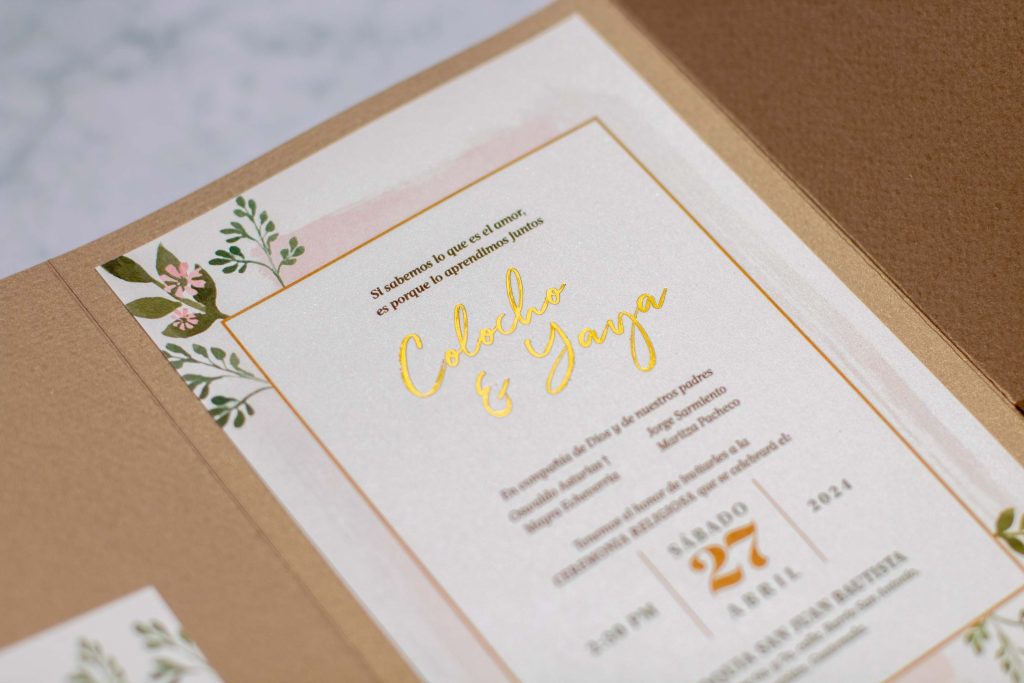 Invitación de boda dorada con foil