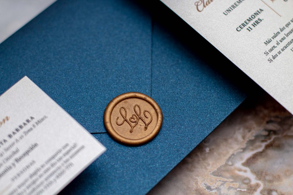 Invitación de boda azul impresa y sello de lacre