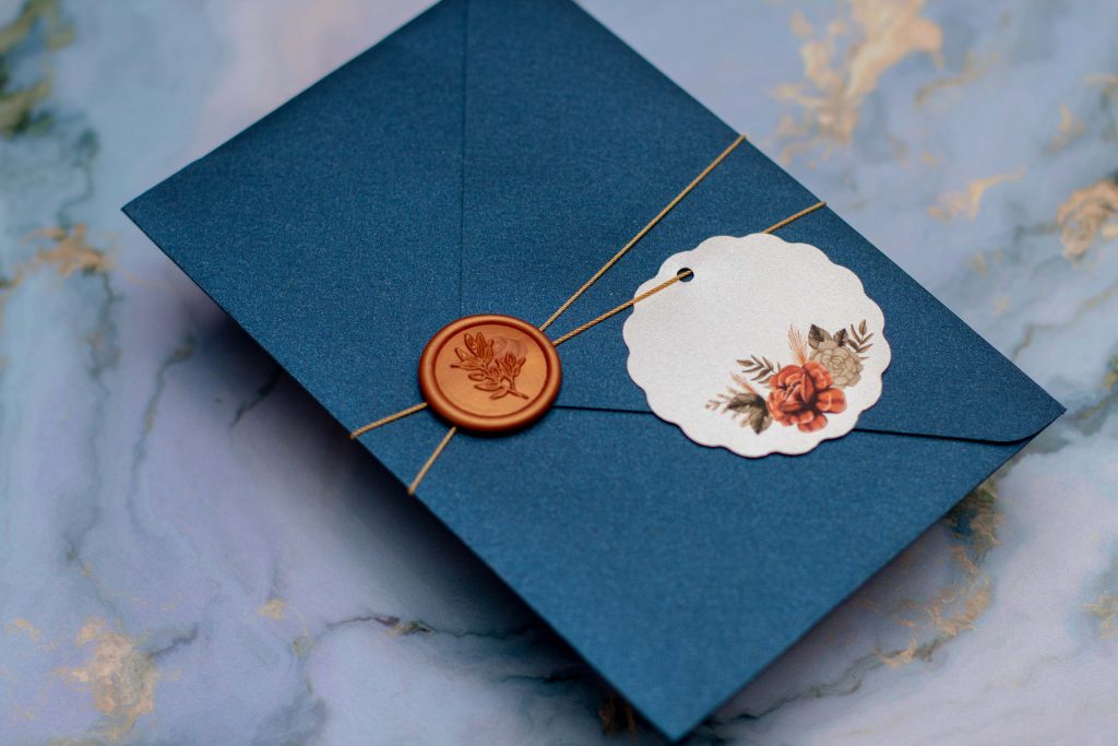 Invitación de boda azul con foil y sello de lacre