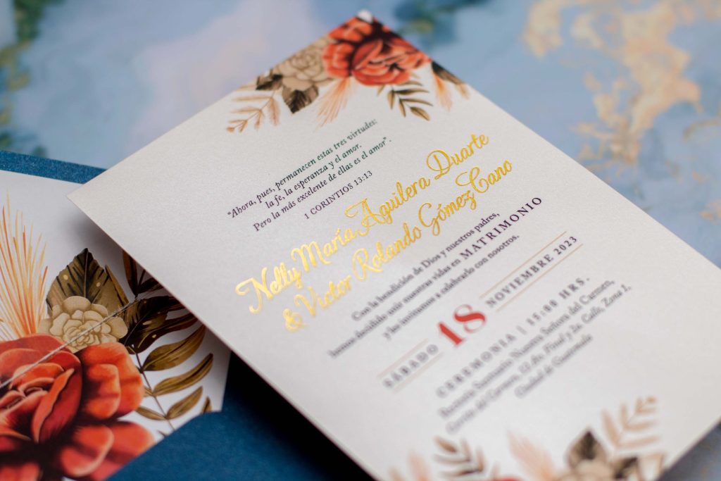 Invitación de boda azul con foil