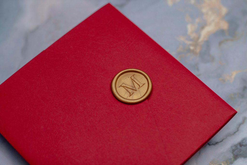 Invitación de 15 años roja con foil con sello de lacre