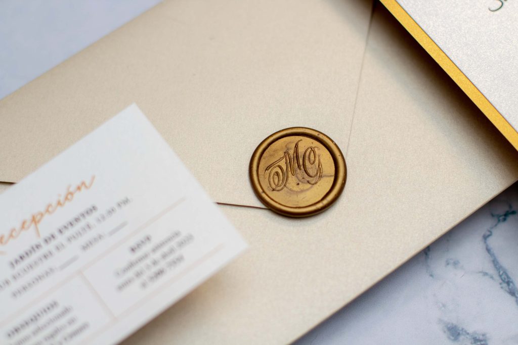 Invitación de boda dorada con foil con sello de lacre