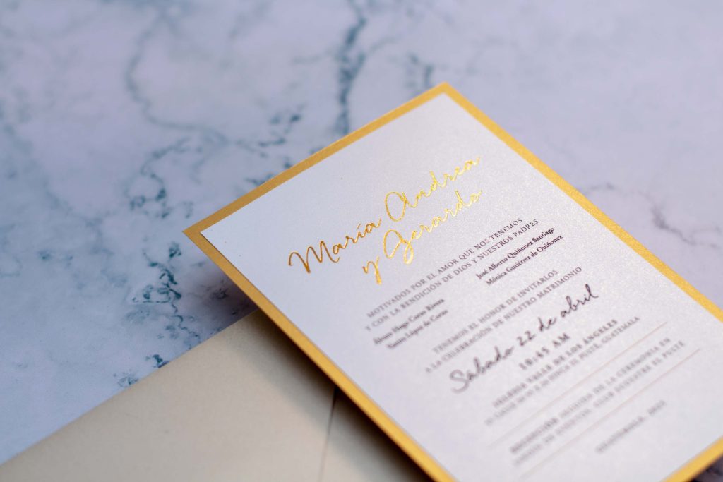 Invitación de boda dorada con foil