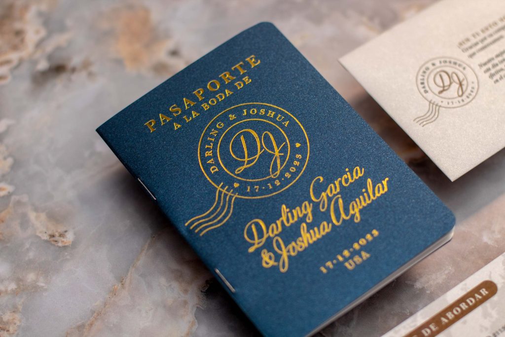Invitación de boda tipo pasaporte con foil
