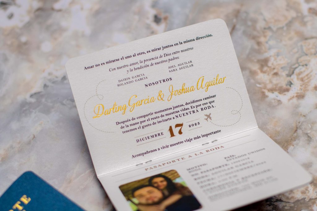 Invitación de boda tipo pasaporte con foil